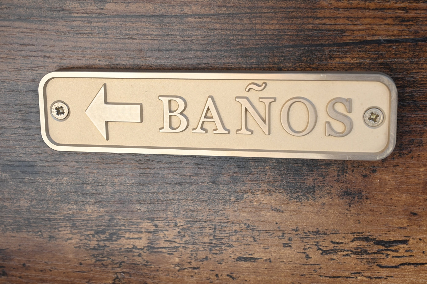 Placa Latón Baños izquierda